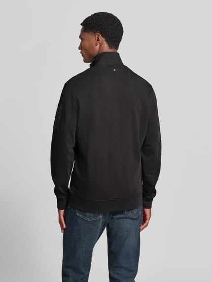 Männermodel trägt Sweatjacke mit Stehkragen und Reißverschluss von PME Legend, Regular Fit, Baumwoll-Elasthan-Mix, Strukturmuster, Ganzkörperansicht Rückansicht.