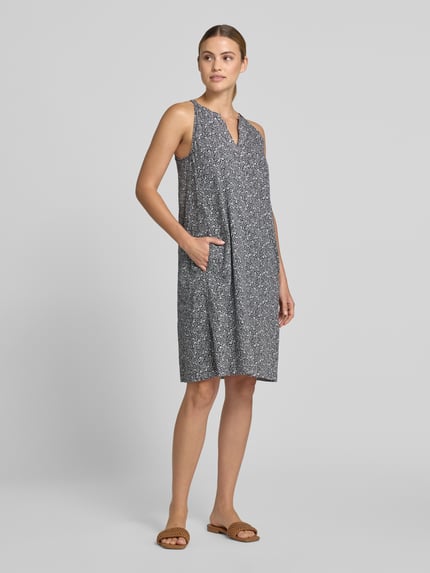 Frauenmodel trägt Loose Fit Freizeitkleid aus reiner Baumwolle von Marc O'Polo in Dunkelblau mit feinem Muster, Ganzkörperansicht von vorne. Damen Freizeitkleid von Marc O'Polo.