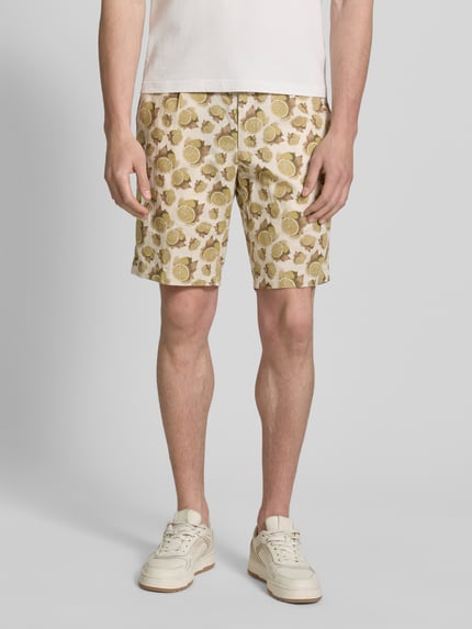 Männermodel trägt Bermudas mit Kordelzug und Eingrifftaschen von bugatti im Leinen-Baumwoll-Anteil, florales Muster, Straight, Nahaufnahme Oberkörper.