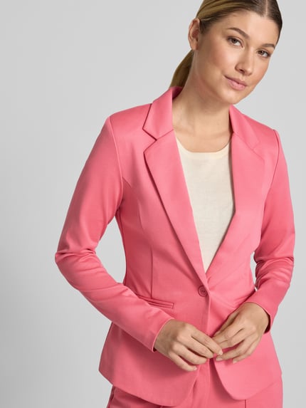 Vrouwenmodel draagt Slim Fit Blazer met Paspelzakken Model 'KATE' van ICHI, roze materiaal-mix met viscose, reverskraag, knoopsluiting, voorkant bovenlichaam close-up.