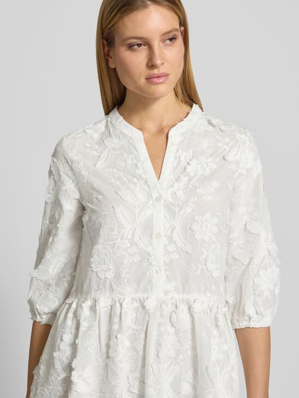 Frauenmodel trägt Knielanges Kleid mit Stitchings und 3/4-Arm von WHITE LABEL aus Reine Baumwolle, A-Linie, Tunikakragen, Nahaufnahme Oberkörper.