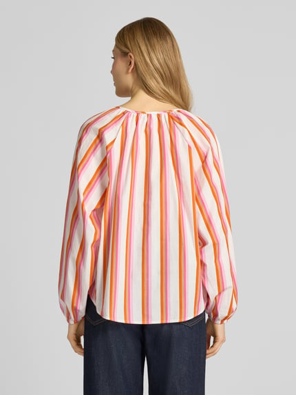 Vrouwenmodel draagt Regular Fit Bluse mit Raffungen van Emily Van den Bergh, zuiver katoen, v-hals, lange mouwen, elastische manchetten, ruglengte maat 36: 62 cm, mouwlengte: 62 cm, kleurrijke verticale strepen, rugaanzicht, volledige lichaam