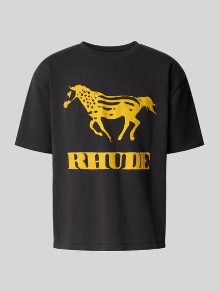 Produktfoto, T-Shirt mit Label-Print von RHUDE in Schwarz mit gelbem Pferde-Design, reine Baumwolle, gerader Schnitt, Rundhalsausschnitt, Rückenlänge bei Größe M 55 cm