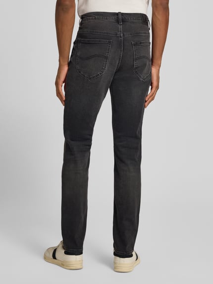 Mężczyznamodel nosi Slim Fit Jeans im 5-Pocket-Design Modell 'LUKE' od Lee, czarny dżins, bawełna z elastanem, szerokość w rozmiarze 32/32: 43 cm, długość nogawki wewnętrznej: 80 cm, krój slim fit, widok całej sylwetki z tyłu