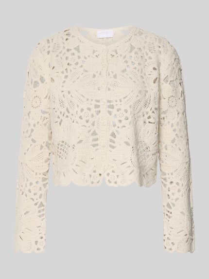 Produktfoto, Cardigan aus Häkelspitze mit Rundhalsausschnitt von Jake*s Collection aus reiner Baumwolle, Gerader-Schnitt, helle Farbe, florale und geometrische Muster, sichtbare Knopfleiste, strukturierte Textur, Rückenlänge 45 cm, Ärmellänge 59 cm.
