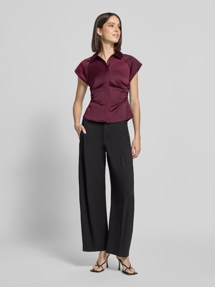 Vrouwenmodel draagt Slim Fit Bluse met verdekte knoopsluiting Modell 'PELLA' van YAS, bordeaux, glanzende stof, hele lichaamsvoorzijde.