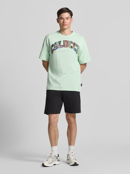 Männermodel trägt T-Shirt mit 1/2-Arm von COLUCCI in Mintgrün, reine Baumwolle, gerader Schnitt, Rundhalsausschnitt, Ganzkörperansicht von vorne.