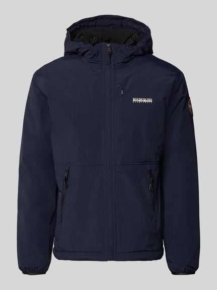 Produktfoto, dunkelblaue Jacke mit Label-Print Modell 'TUNDRA' von Napapijri, glatte Oberfläche, sichtbare Reißverschlusstaschen, Kapuze, sportlicher Look, Herren Jacke mit Logo-Patch, elastische Ärmelabschlüsse, gerader Schnitt, Kontrast-Print und strukturierte Details