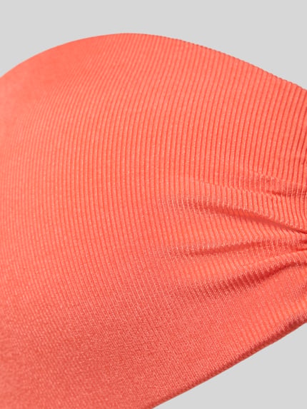 Produktfoto, Nahaufnahme des Neckholder-Bikini-Oberteils Modell 'Costillas Beach' von JOOP! Collection in gerippter, coralroter Textur mit Stretch-Anteil.