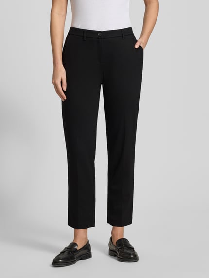 Vrouwenmodel draagt Chino uit viscosemix met achterzakken van Christian Berg Woman, zwarte kleur, regular fit, knoopsluiting, full-body voorkant.