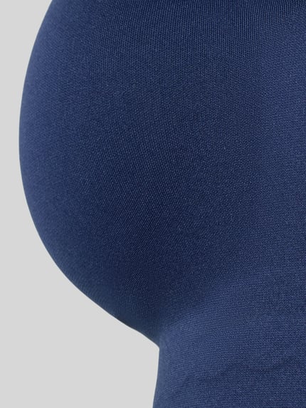 Frauenmodel trägt Cropped Top mit verstellbaren Trägern von SKINY aus elastischem Material-Mix in Dunkelblau, Detailaufnahme