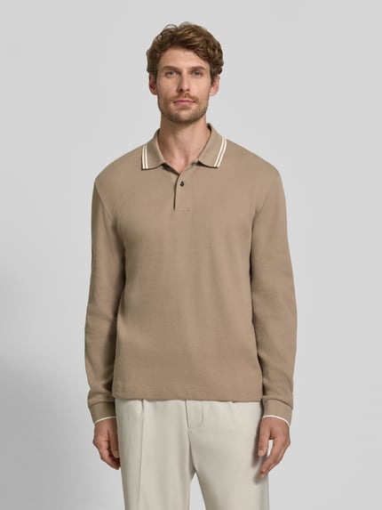 Męski model nosi koszulkę polo Regular Fit Poloshirt aus Baumwoll-Mix model 'H-Pittman 10' od BOSS, beżowy kolor, widok z przodu, Herren Poloshirt von BOSS, Ganzkörperansicht von vorne