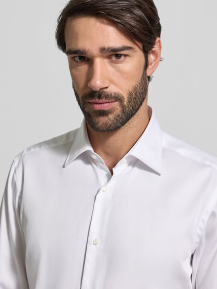 Männermodel trägt Regular Fit Businesshemd aus reiner Baumwolle Modell 'JOE' von BOSS, unifarben, Nahaufnahme Oberkörper.