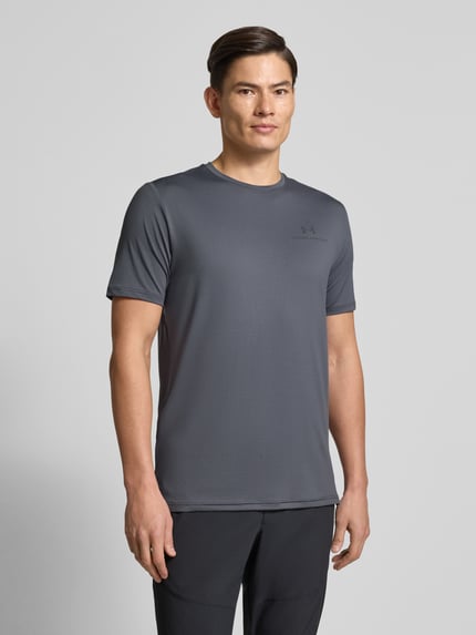 Mannelijk model draagt T-shirt met logo model 'Vanish Energy' van Under Armour, grijs, regular fit, ronde hals, materiaal-mix met stretch, vooraanzicht bovenlichaam.