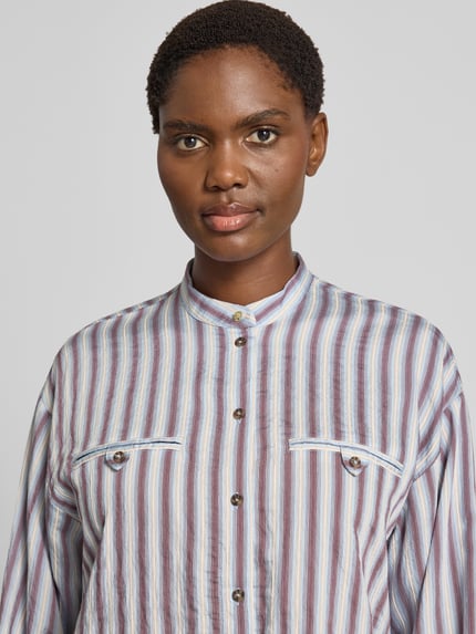 Frauenmodel trägt Relaxed Fit Langarmbluse aus Viskose-Mix von Jake*s Casual, gestreift in Blau, Weiß und Flieder, Nahaufnahme Oberkörper.