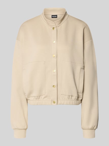 Produktfoto, Regular Fit Bomberjacke mit Viskose-Anteil Modell 'TALIA' von Pieces in Beige, unifarben, Langarm, Sweatmaterial, elastischer Bund, Druckknopfleiste, seitliche Eingrifftaschen.