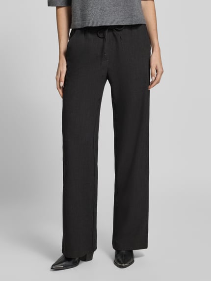 Frauenmodel trägt Regular Fit Hose mit elastischem Bund Modell 'Christy Clean' von MAC, unifarben, strukturierte Oberfläche, Wide Leg, seitliche Eingrifftaschen, Gesäßtaschen, elastischer Tunnelzugbund, Ganzkörperansicht von vorne.