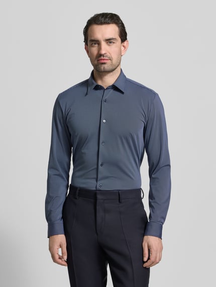 Mannelijk model draagt Slim Fit Freizeithemd aus Baumwoll-Mix Modell 'P-ROAN-K-F-261' van BOSS met fijn structuurpatroon, lange mouw, kentkraag, volledig knopen, sportmanchet, performance-stretch-jersey, allover-motief, label-applicatie, kleur blauwgrijs, Ganzkörperansicht van voren.