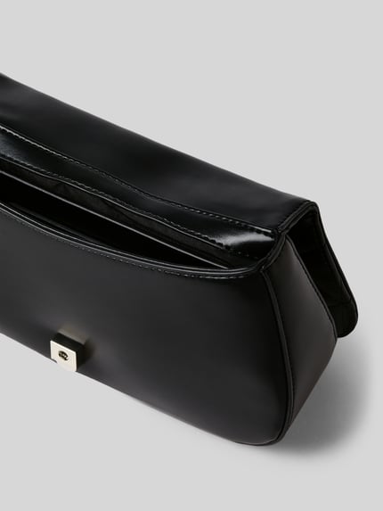 Produktfoto, czarna torba na ramię Umhängetasche mit Logo-Applikation od CK Calvin Klein, główna przegroda z klapką, efekt quilted, szerokie 26 cm, długość 15 cm, głębokość 6 cm, pasek 112 cm, uchwyt w efekcie łańcuszka, aplikacja z logo.