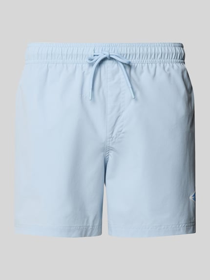 Produktfoto, hellblaue Straight Fit Badeshorts mit Logo-Detail Modell 'Maui' von Jack & Jones, elastischer Bund mit Tunnelzug, glatte Textur