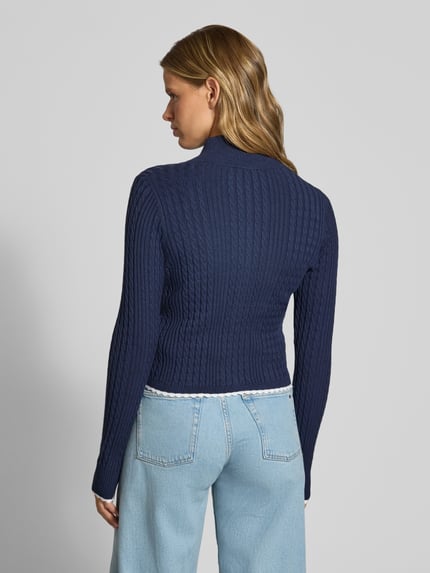 Frauenmodel trägt Slim Fit Strickjacke aus Viskose-Mix von Tommy Jeans in Dunkelblau, strukturierte Optik, Ganzkörperansicht Rückansicht, Damen Strickjacke von Tommy Jeans.