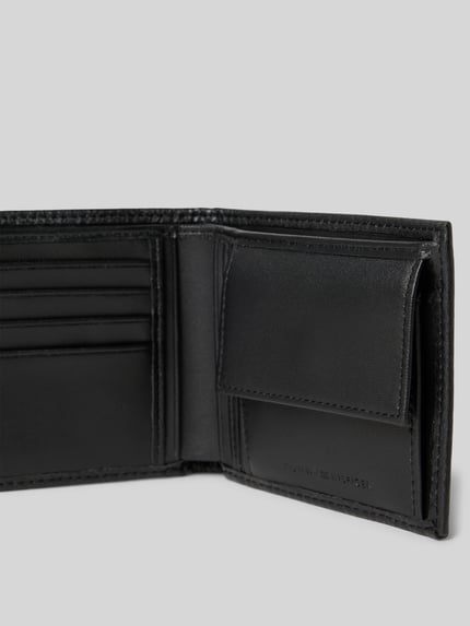 Produktfoto, Portemonnaie aus echtem Rindsleder von Tommy Hilfiger in Optik: Unifarben, Kontrast-Nähte, Label-Print, Münzfach, Kartenfächer, Geldscheinfächer, Materialverarbeitung: Nappleder