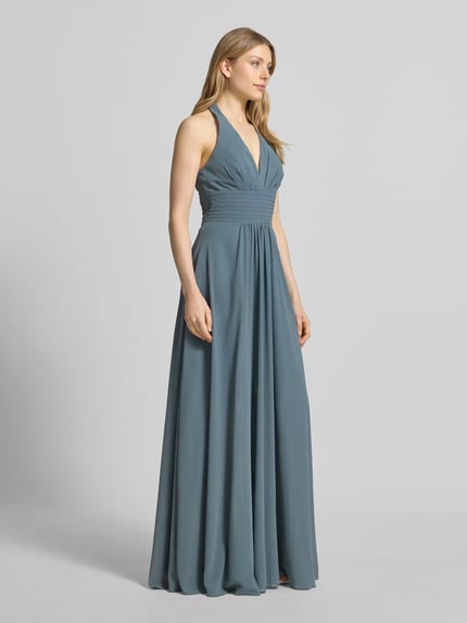 Vrouwenmodel draagt Neckholder-Maxikleid mit V-Ausschnitt van Mascara uit blauwe chiffon, getailleerd model, V-hals, ruglengte maat 36: 127 cm, borstwijdte maat 36: 35 cm, volledig zicht van voren.