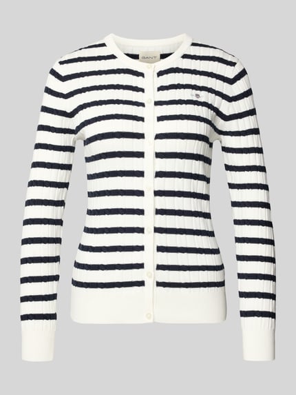 Produktfoto, Strickjacke mit Baumwoll-Anteil von Gant im Zopfmuster, körpernaher Schnitt, weiße Grundfarbe mit schwarzen Streifen
