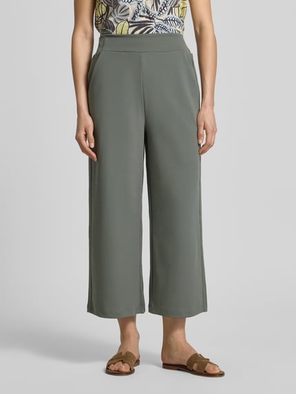 Frauenmodel trägt Culotte mit elastischem Bund Modell 'Siham' von Soyaconcept in Olivgrün, Wide Leg, Material-Mix mit Stretch, Ganzkörperansicht von vorne.