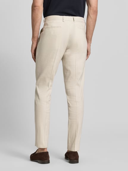 Mannenmodel draagt Regular Fit pantalon uit linnenmix van s.Oliver BLACK LABEL, effen kleuren, riemlussen, steekzakken, achterzakken, ganse lichaamsachteraanzicht