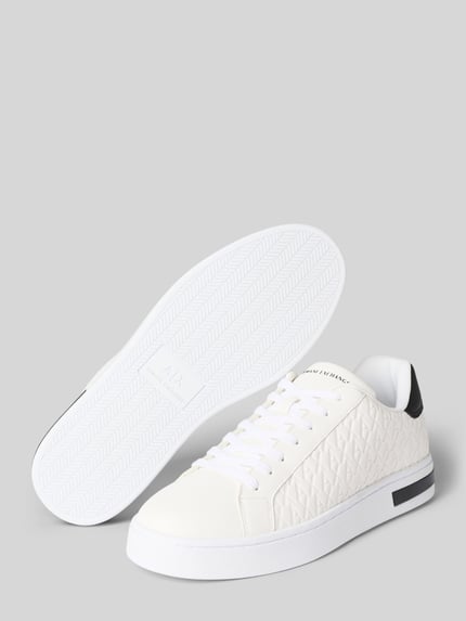 Produktfoto, weißer Sneaker mit Schnürung Modell 'LONDON SAFFIANO' von Armani Exchange, abgerundete Spitze, Label-Detail, strukturierte Oberfläche, Absatzhöhe 3 cm, Schafthöhe 5 cm, Schaftweite 8 cm, Herrenschuh vor grauem Hintergrund