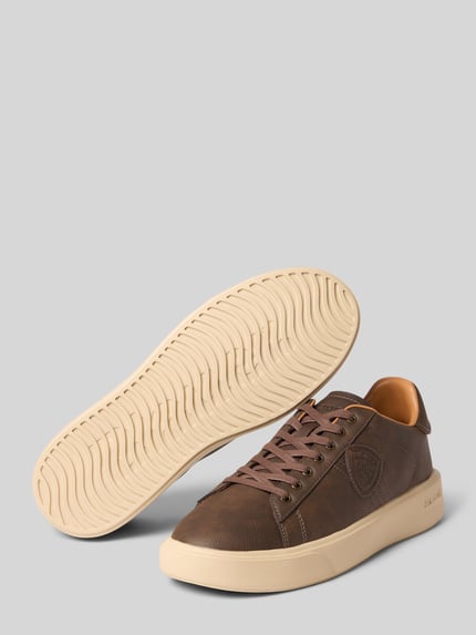Produktfoto, Sneaker mit Logo-Detail Modell 'Buck' von Blauer USA, braunes Leder, beige profilierte Sohle, runde Form, strukturierte Oberfläche.