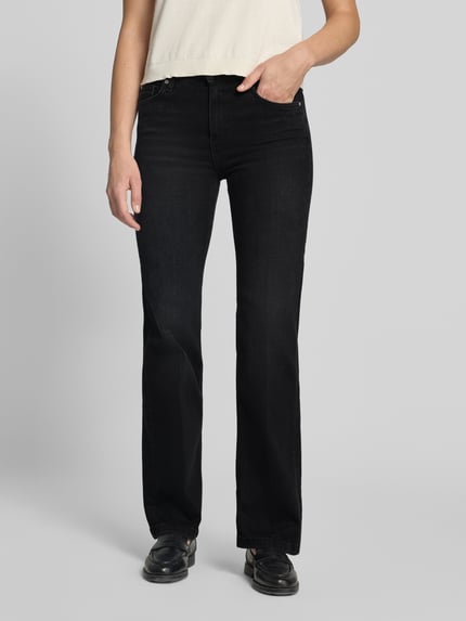 Vrouwenmodel draagt Straight Fit Jeans aus Baumwoll-Mix Modell 'CHRISSY' van JOOP!, kleur zwart, egale textuur, dames relaxed fit jeans, detailopname bovenbenen.