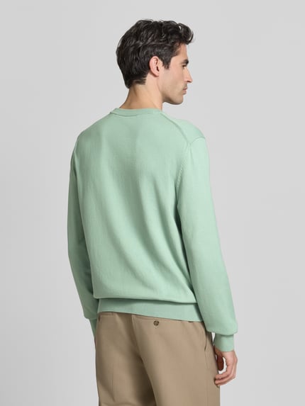 Männermodel trägt Regular Fit Gebreide pullover uit puur katoen Model 'UPCAS' van BOSS in effen kleuren, gemêleerde look, lange mouwen, geribde romp- en mouwboorden, labelstitching, ronde hals, geheel in knitwear, Ganzkörperansicht Rückansicht.