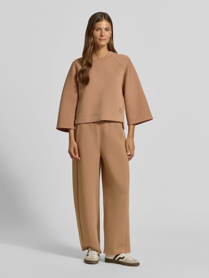 Frauenmodel trägt Boxy Fit Sweatshirt aus Modal-Mix Modell 'VASTO' von Weekend Max Mara in Beige mit weiter Passform, Ganzkörperansicht von vorne, Damen Sweatshirt von Weekend Max Mara.