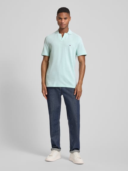 Mannenmodel draagt Regular Fit Poloshirt uit puur katoen van Tommy Hilfiger in melange look met logo-stiksel, polokraag, V-hals, korte mouw, vooraanzicht hele lichaam