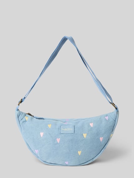Produktfoto, Bauchtasche in Denim-Optik von Studio Noos aus Baumwoll-Mix, Motiv-Stitchings, Label-Detail, Reißverschluss, hellblaue Farbfläche