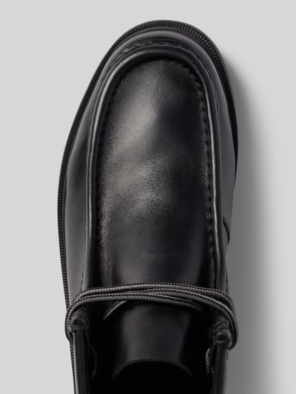 Produktfoto, Boots aus Leder Modell 'Cleyhill Top' von Clarks in Schwarz, abgerundete Spitze, glatte Textur, Nahaufnahme Vorderfuß, Echtes Leder, Schnürung, Absatzhöhe 3 cm, Schafthöhe 11 cm, Schaftweite 11 cm