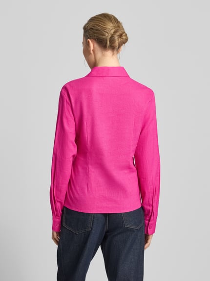 Frauenmodel trägt Bluse aus Leinen-Viskose-Mix mit Knoten-Detail Modell 'Mathilda' von GUIDO MARIA KRETSCHMER WOMAN in Pink, Ganzkörperansicht Rückansicht.
