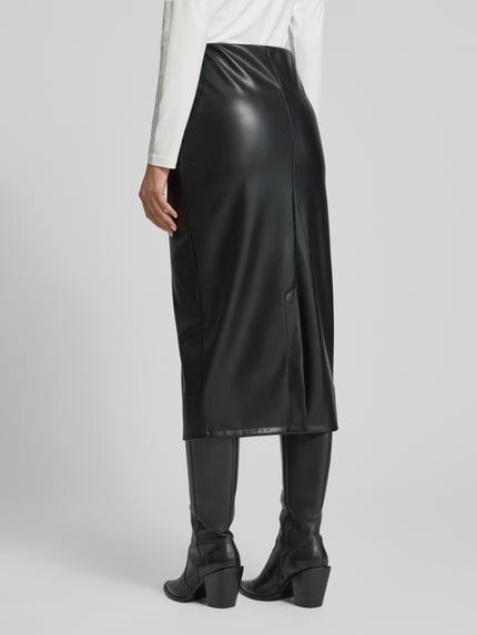 Frauenmodel trägt Midirock in Leder-Optik von ZABAIONE in Schwarz, körpernahe Passform, Rückansicht, Gesamtlänge 81 cm, Bundweite 35 cm.