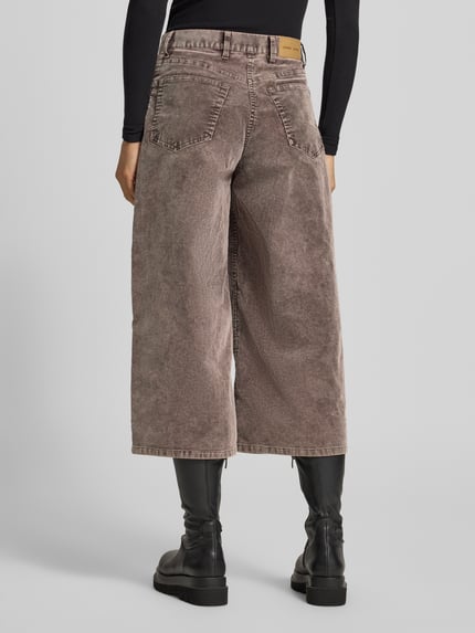 Vrouwenmodel draagt Culotte uit ribfluweel Model 'HARPER' van Samsøe Samsøe, katoen, wide leg, recht, productdetail, achteraanzicht.