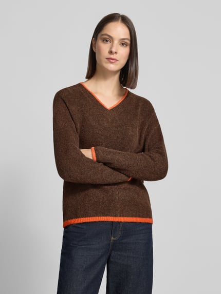 Frauenmodel trägt sweter z dzianiny z dekoltem w serek Model 'Ro44sie' od ZABAIONE, krój regular fit, paski w kontrastowym kolorze, długość tyłu w rozmiarze S/M: 62 cm, długość rękawów w rozmiarze S/M: 51 cm, widoczne kolory brązowy i pomarańczowy, faktura miękka, prosty krój, Nahaufnahme Oberkörper.