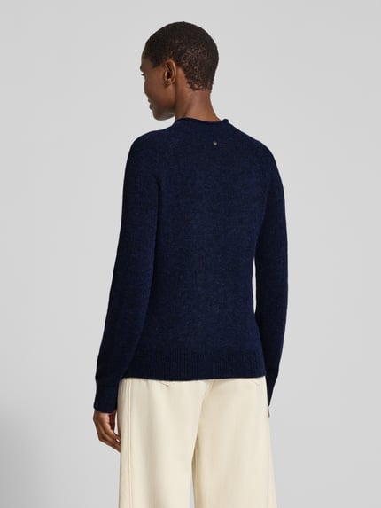 Frauenmodel trägt Regular Fit Pullover aus Alpaka-Woll-Mix Modell 'Fesperanasy' von BOSS Orange in Dunkelblau, Feinstrick, Ganzkörperansicht Rückansicht.