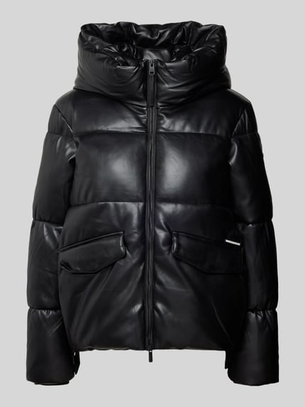 Produktfoto, schwarze Steppjacke mit Kapuze Modell 'AURORA' von khujo, Regular-Fit, Reißverschluss, Pattentaschen, Label-Detail, glatte Textur