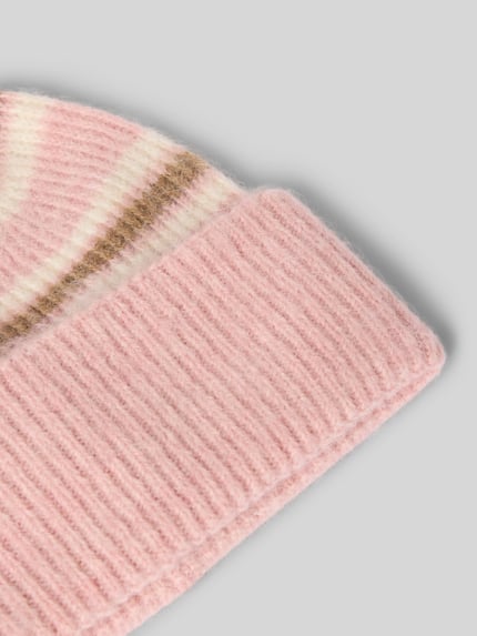 Produktfoto, Czapka beanie z szeroką krempą, model 'Alenie' od OPUS, mieszanka bawełny, jasnoróżowa z paskami, tekstura prążkowana