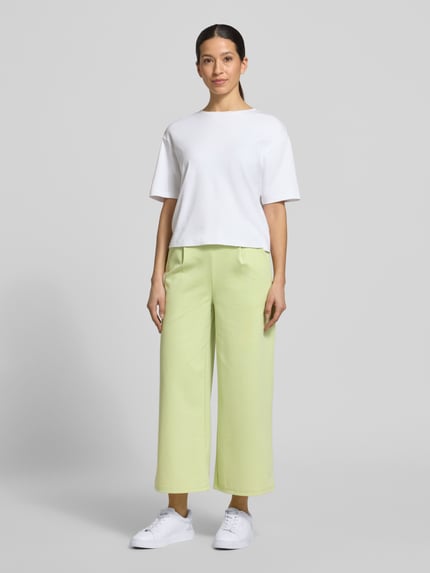Vrouwenmodel draagt Wide Leg Sweatpants met elastische band model 'Kate' van ICHI, materiaalmix met viscose, lichtgroen, wide fit, dames sweatpants, bandwijdte maat S 38 cm, binnenbeenlengte maat S 66 cm, full body vooraanzicht