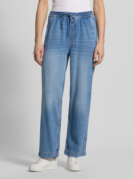 Frauenmodel trägt Relaxed Fit Jeans aus Lyocell-Baumwoll-Mix von Marc O'Polo, Optik: Unifarben, Passform: Relaxed-Fit, Bundabschluss: Elastisch, Tunnelzug, seitliche Eingrifftaschen, Gesäßtaschen, Materialverarbeitung: Denim, Hellblau mit dezenter Used-Waschung, glatte Textur, Ganzkörperansicht von vorne.
