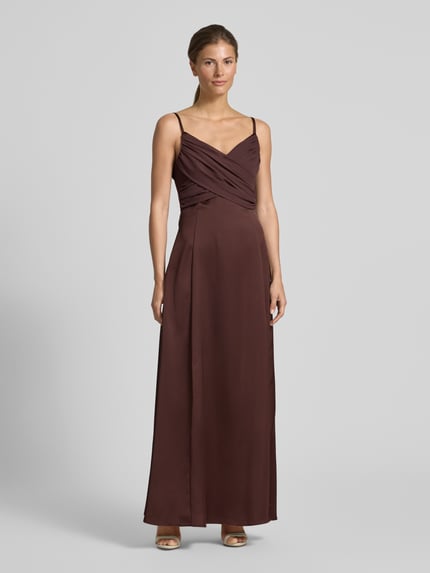 Vrouwenmodel draagt 'Abendkleid mit Drapierungen und V-Ausschnitt' van Rinascimento, satijn in bruin, getailleerde fit, verstelbare spaghettibandjes, maxijurk, V-hals, rugrits, draperieën, vooraanzicht hele lichaam