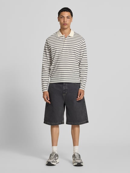 Mannelijk model draagt Regular Fit poloshirt met streepmotief model 'CASSIS' van Jack & Jones, puur katoen, shirt met lange mouwen, knoopsluiting, ruglengte bij maat M is 66 cm, frontale volledige lichaamsopname.