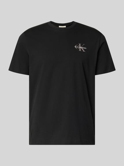 Produktfoto, schwarzes T-Shirt mit Rundhalsausschnitt und Logo von Calvin Klein Jeans aus reiner Baumwolle, Regular-Fit, Rückenlänge 69 cm